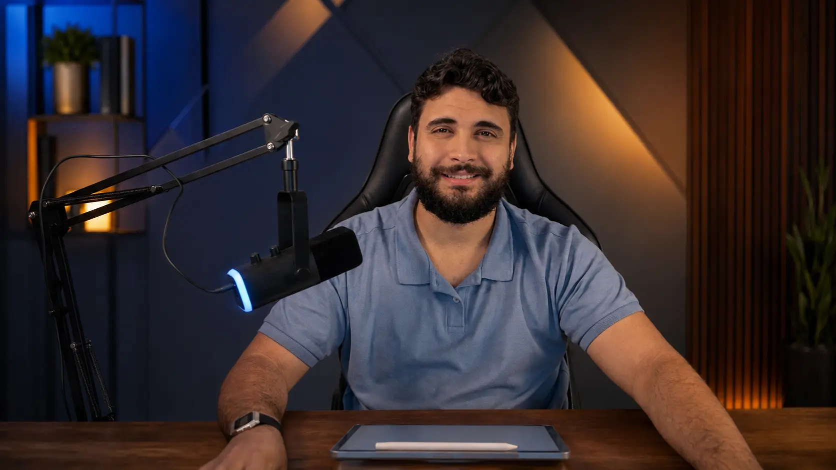 Carlos Daniel Oliveira, o Teacher Daniel, gravando aulas do Inglês Autodidata no estúdio